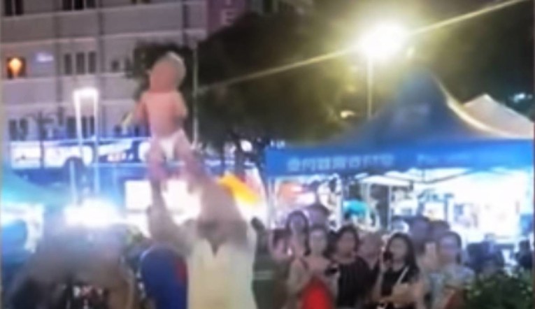 VIDEO U Maleziji uhićen ruski par. Držali bebu za noge i bacali po zraku